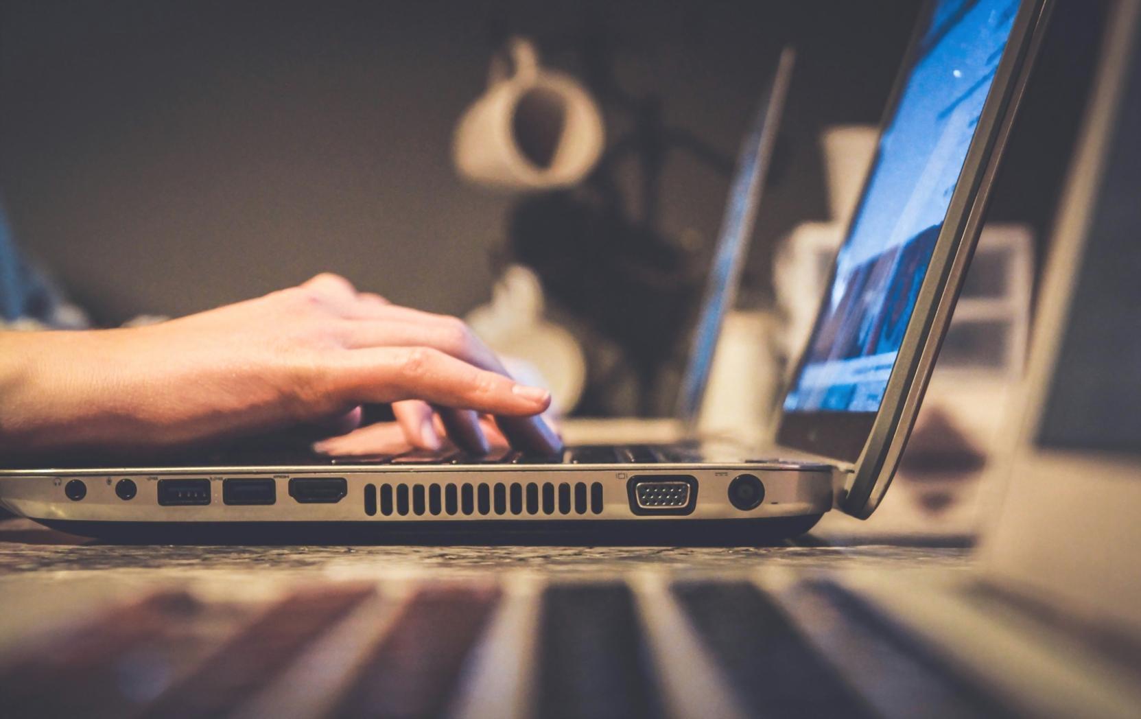 Espace de travail optimisé pour l'apprentissage du développement iOS avec écrans multiples