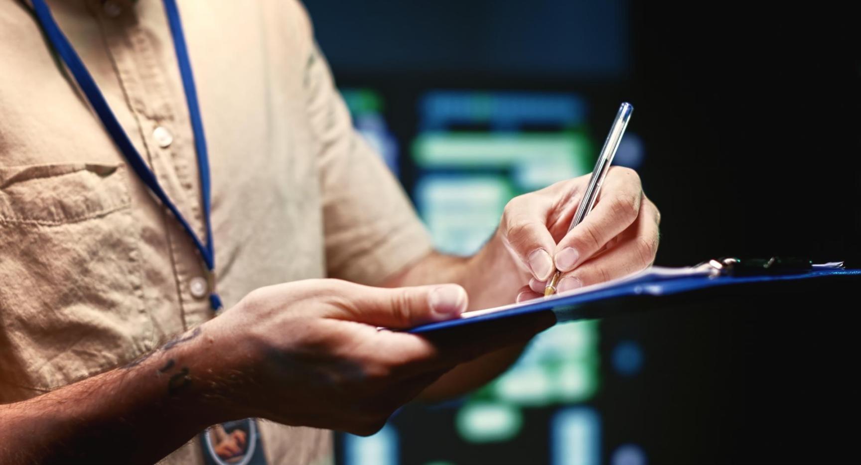 Étudiant concentré sur son apprentissage du développement iOS