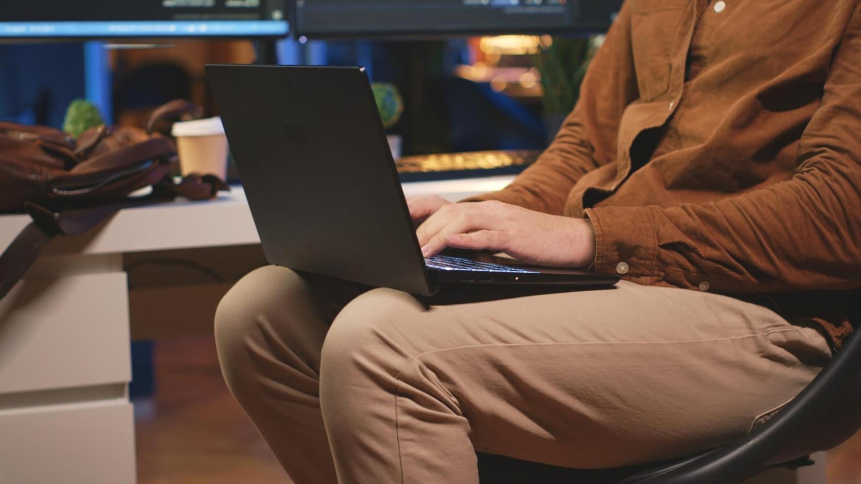 Espace de formation moderne avec ordinateurs Mac et étudiants en développement iOS